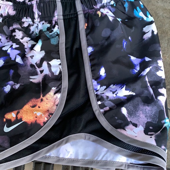 NIKE WOMENS RUNNING SHORTS - Picture 9 of 15